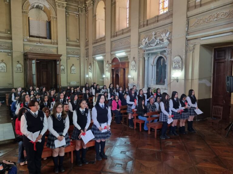 Comunidad educativa celebra emotiva Ceremonia de Confirmación en ...